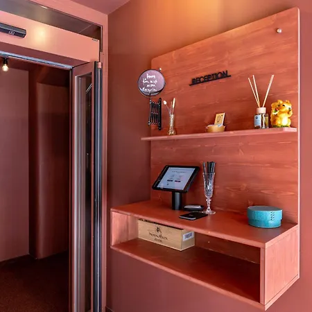 - Self Check-in 阿罗萨