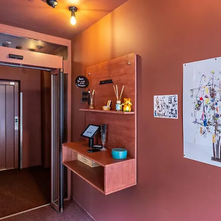 - Self Check-in 酒店